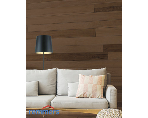 Salon avec canapé, lampadaire et lambris