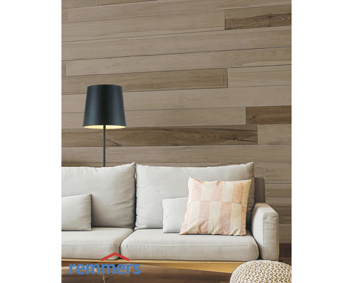 Salon avec canapé, lampadaire et panneaux muraux