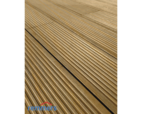 Gros plan sur des planches de terrasse en bois rainurées