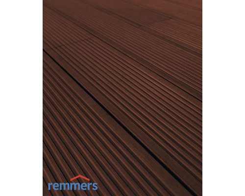 Lames de terrasse en bois avec surface rainurée