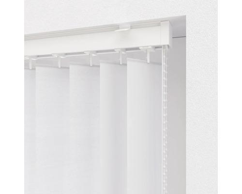 Weiße Lamellenvorhänge mit Zugschnur an einem Fenster.