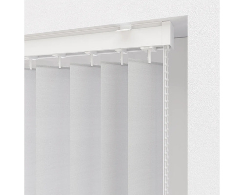 Stores verticaux blancs avec chaînette de commande à la fenêtre