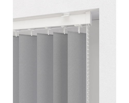 Stores vénitiens gris avec chaînette pour la décoration de fenêtre.