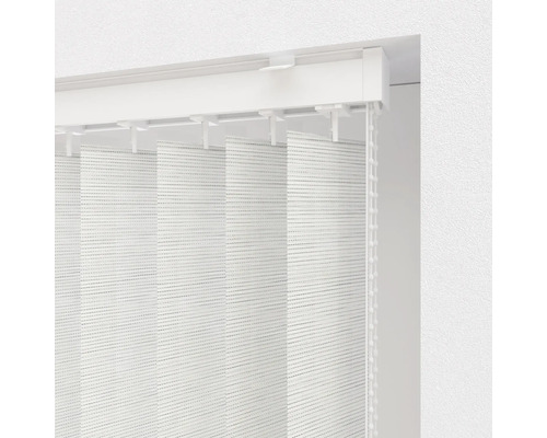 Store vertical sur fenêtre avec chaînette de commande