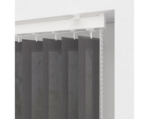 Store vénitien vertical gris avec chaînette sur une fenêtre