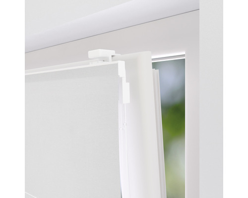 Detailansicht eines weißen Rollos am Fenster