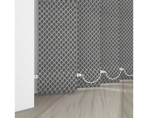 Stores verticaux en textile dans la pièce.