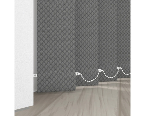 Store vénitien vertical avec motif textile dans la pièce