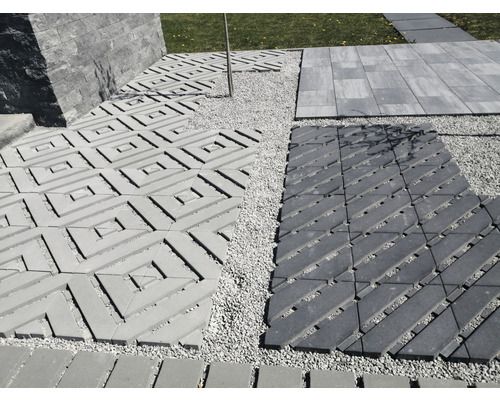 Gartenweg mit verschiedenen Mustern aus Betonpflastersteinen und Kies