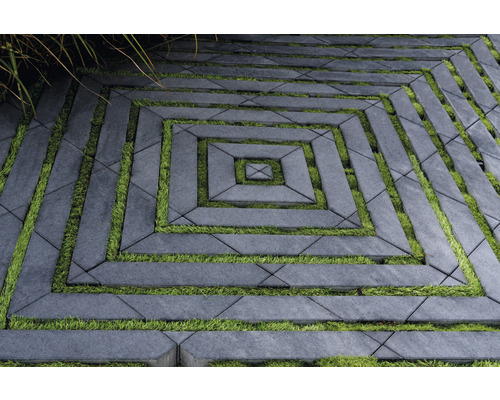 Quadratisch verlegte Terrassenplatten mit Rasen