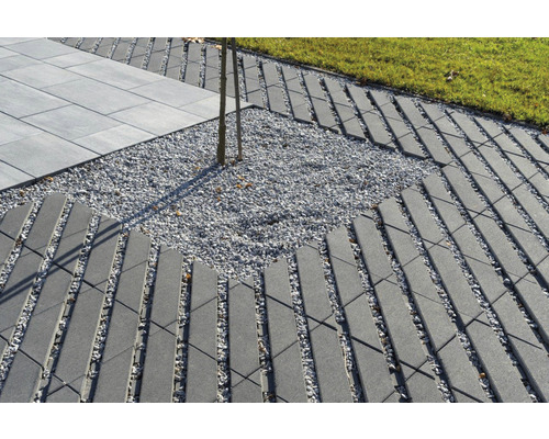 Gartenweg mit Rasenfläche, Kies und Betonplatten