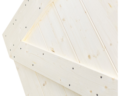 Detailansicht einer Holztür mit diagonalen Brettern