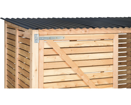 Detailansicht eines Holzschuppens mit Metalldach und Holztür