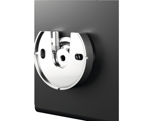 Detailansicht einer Duschstange mit Wandhalterung