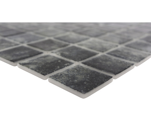 Mosaikfliese mit quadratischen, glasartigen Steinen