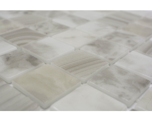 Nahaufnahme von quadratischen Mosaikfliesen