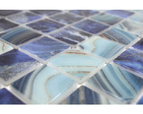 Nahaufnahme von Mosaikfliesen mit quadratischem Muster