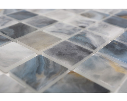 Detailansicht quadratischer Mosaikfliesen