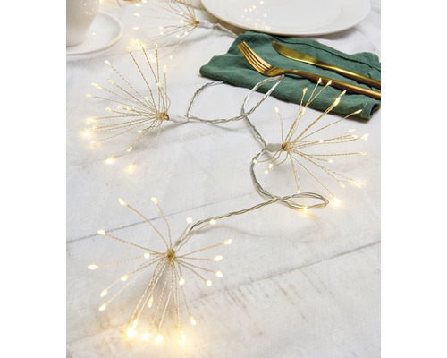 Guirlande lumineuse décorative avec motif étoilé sur une table
