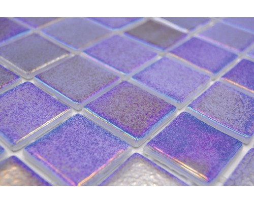 Nahaufnahme von lila Mosaikfliesen