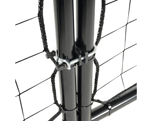 Gros plan d''un filet de volley-ball avec dispositif de serrage sur une barre métallique