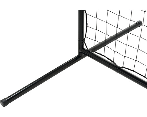 Gros plan sur un poteau de filet de volley-ball noir en métal.