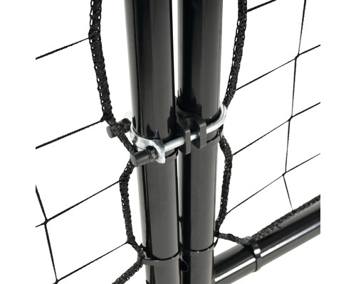 Vue détaillée d''un filet de volley-ball avec dispositif de serrage sur des poteaux noirs