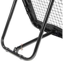 Detailaufnahme einer Ballwand mit Netz und Metallrahmen