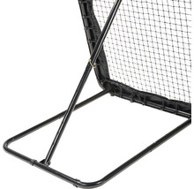 Detailaufnahme einer Ballwand mit Stahlrahmen und Netz
