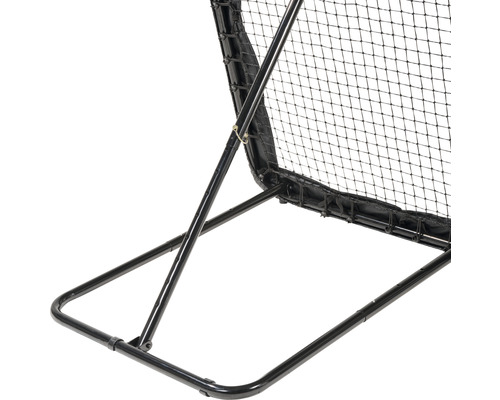 Detailaufnahme einer Ballwand mit Stahlrahmen und Netz