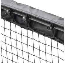 Detailansicht eines Trampolinnetzes mit Befestigung