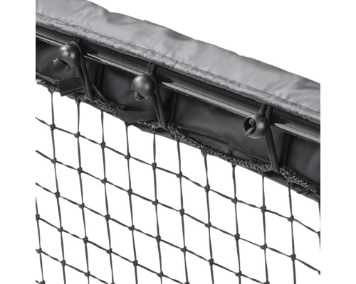 Detailansicht eines Trampolinnetzes mit Befestigung