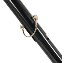 Detailansicht eines schwarzen Metallrohrs mit Sicherungsstift