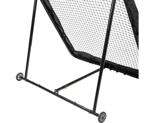 Detailansicht eines Ballfangnetzes mit Rädern