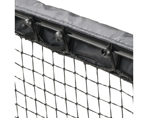 Detailansicht eines Netzes mit Befestigungselementen an einer Stange