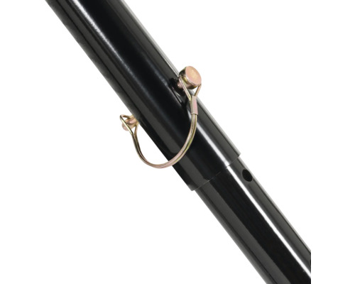 Detailansicht einer höhenverstellbaren Stange mit Sicherungsstift