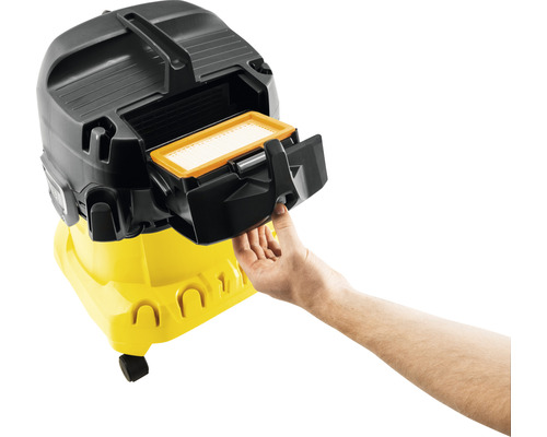 Gros plan d''un aspirateur eau et poussière avec compartiment de filtre ouvert et filtre inséré.