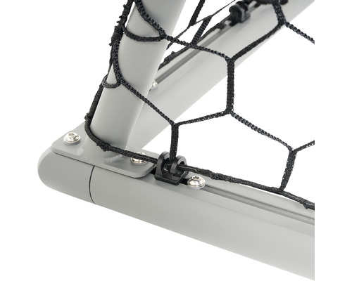 Detailansicht eines Fußballtors mit Netz und Befestigung