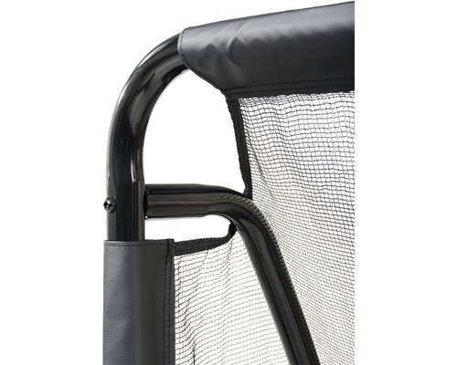 Detailansicht eines Ballfangnetzes mit schwarzem Rahmen