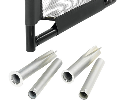 Detailansicht eines schwarzen Sicherheitsgitters mit silberfarbenen Bodenhülsen