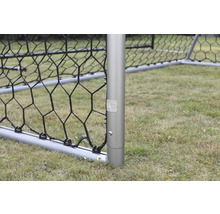 Detailansicht eines Fußballtors mit Netz und EXIT Logo.