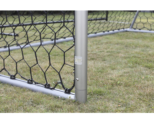 Detailansicht eines Fußballtors mit Netz und EXIT Logo.