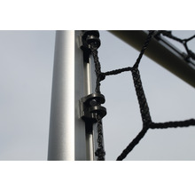 Detailansicht eines Fußballnetz-Befestigungsclips an einer Torstange