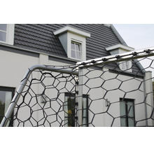 Detailansicht eines Fußballtors mit Netz vor einem Haus