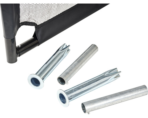 Detailansicht eines Sicherheitszauns mit Bodenankern