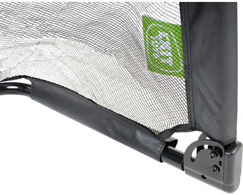 Detailansicht eines Babybettes mit Netz und Markenzeichen