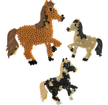 Trois figurines de chevaux en perles à repasser