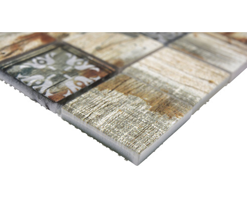Mosaikfliese mit Holz- und Musterdesign