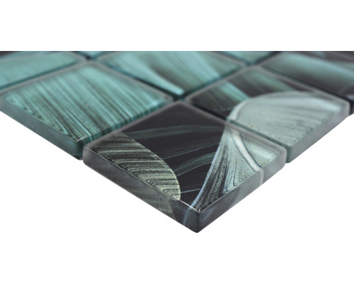 Detailaufnahme einer Glasmosaikfliese mit Muster