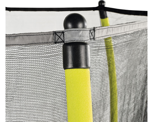 Gros plan d''un filet de sécurité de trampoline avec des poteaux de filet